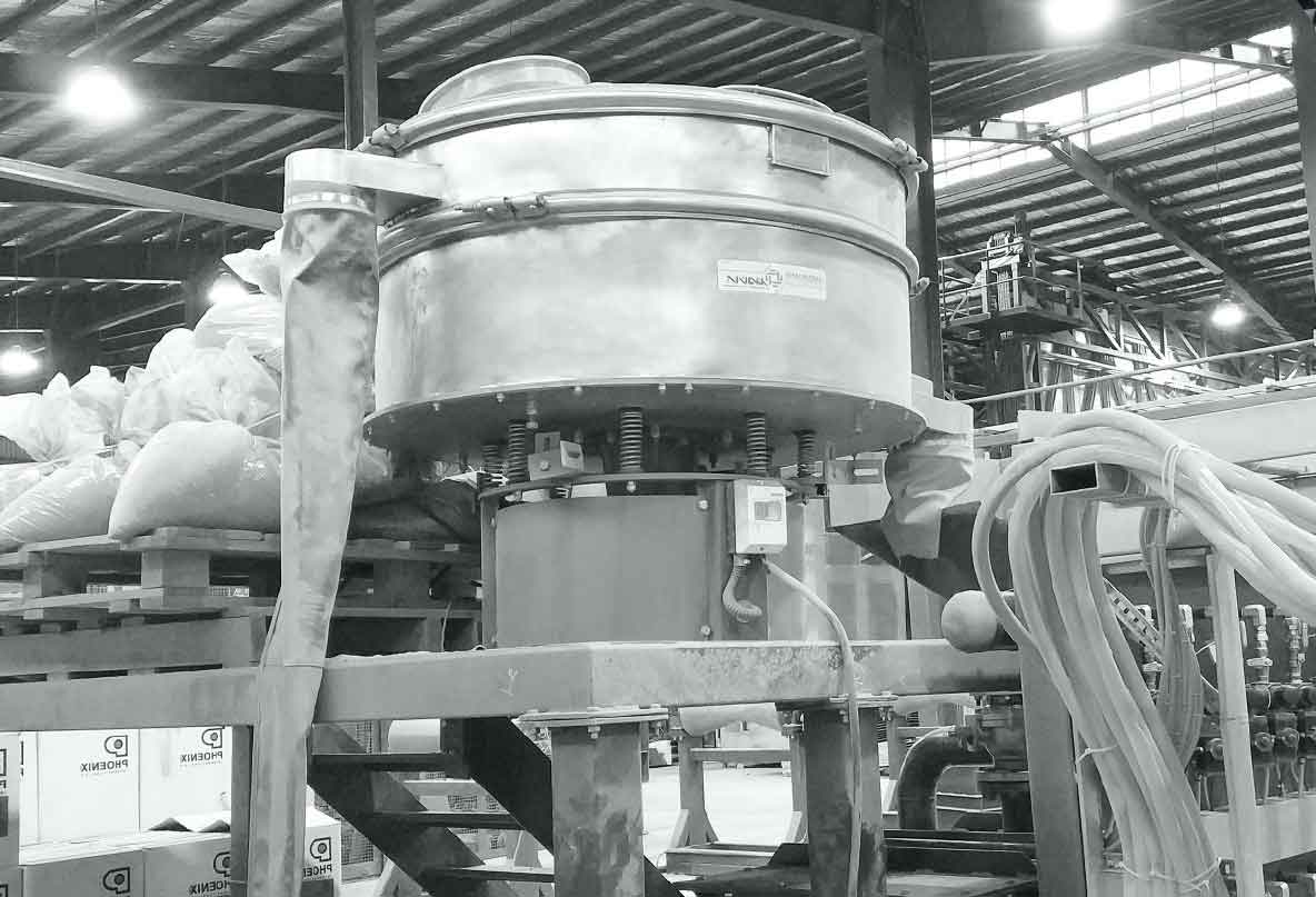 The vibrating sieve installed in the factory is separating the granulation of the material