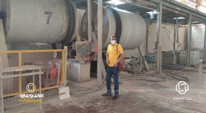 The vibrating sieves manufacturer is checking the screen installed in the ceramic tile factory