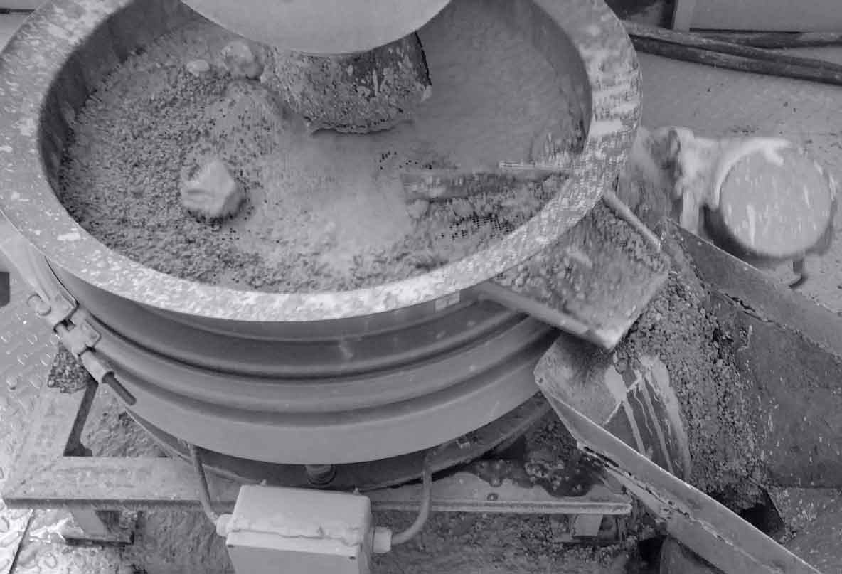 در حال کار دستگاه نصب شده بالمیل دوعاب برای جداسازی و دانه بندی سنگ ها و ذرات درشت