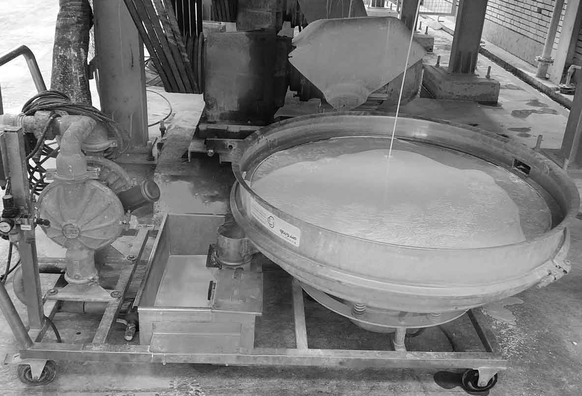 واگن الک بالمیل لعاب سازی در حال الک کردن مواد در خط لعاب کارخانه