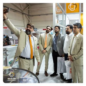 جمعی از تیم بزرگ بازرگانی وفروش مهند در غرفه مهند در نمایشگاه صنعت تهران